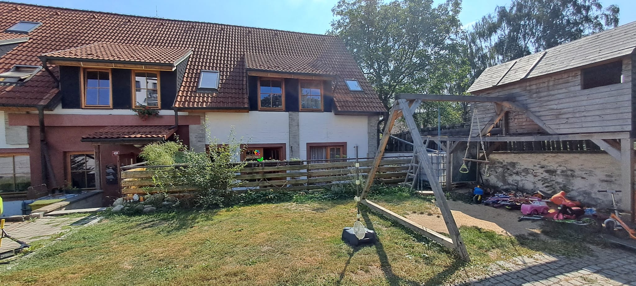 Pronájem mezonetového bytu 3+kk, 94 m2 i s předzahrádkou - Chyňava, okres Beroun