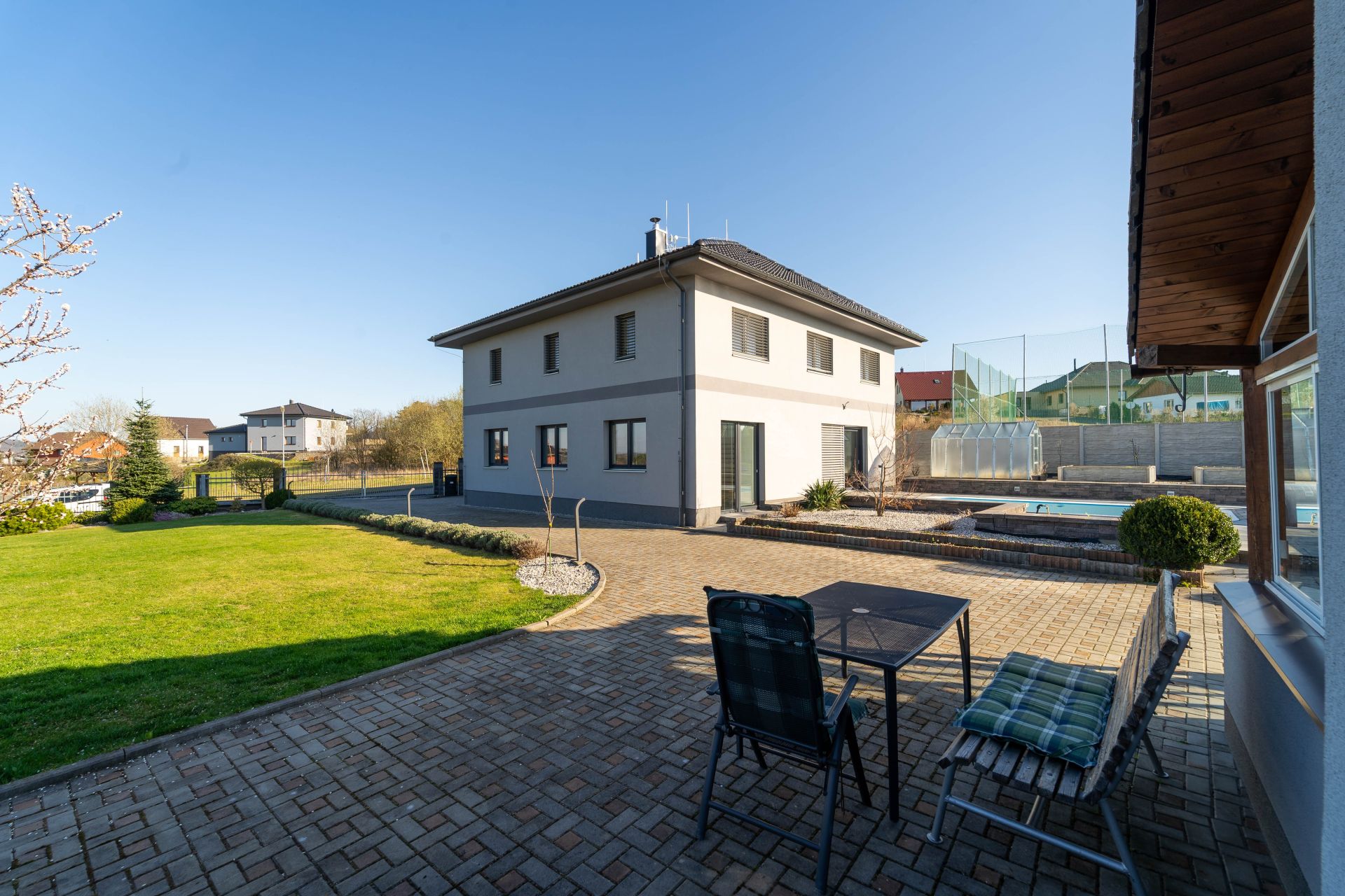 Prodej rodinného domu 261 m2, pozemek 1215 m2 Tmaň