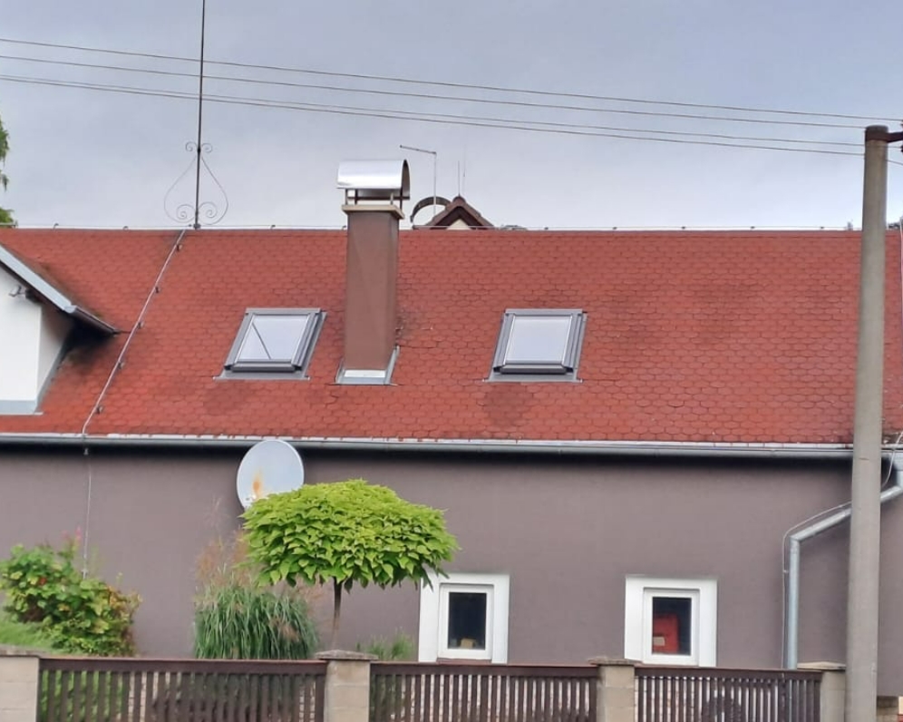 Pronájem prostorného podkrovního bytu 1+1 (70m2) se zahrádkou