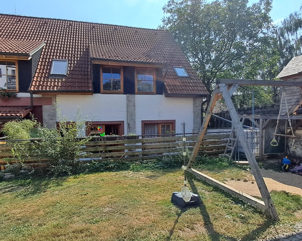 Pronájem mezonetového bytu 3+kk, 94 m2 i s předzahrádkou - Chyňava, okres Beroun